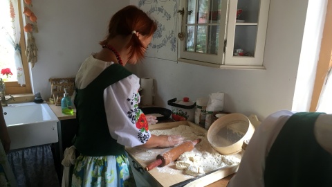 Przygotowywanie smakołyków. Fot. Krystian Makowski.