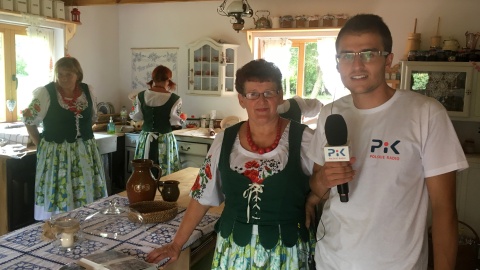 Damian Klich rozmawiał z przewodniczącą Koła Gospodyń Wielskich z Zielnowa, Jadwigą Szatkowską. Fot. Krystian Makowski.