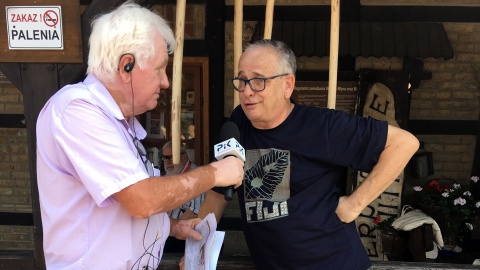 Andrzej Krystek rozmawiał z jednym z odwiedzających festiwal. Fot. Dorota Gruszka.