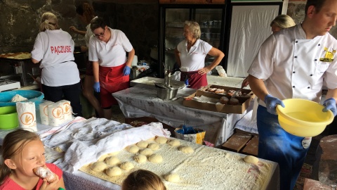 Tak powstają smaczne pączki. Fot. Henryk Żyłkowski.