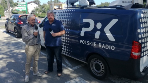 Michał Słobodzian rozmawiał z Januszem Marcinkowskim, który opowiedział o zabytkach i historii. Fot. Jan Duks.