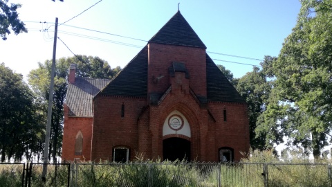 Dawny kościół ewangelicki w Wieldządzu. W latach 90 działała w nim znana w całej Polsce dyskoteka. Fot. Jan Duks.