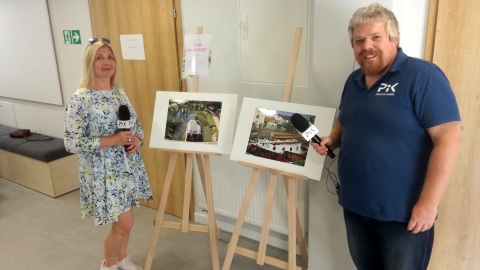 Michał Słobodzian w towarzystwie Izabeli Niedbały. Wystawa "Dom na wodzie" w holu Urzędu Gminy w Płużnicy. Fot. Jan Duks.