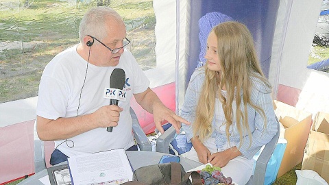 Wojciech Sobociński z trzynastoletnią piosenkarką, Tatianą Siwicką.Fot. Adam Hibner.