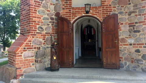 Wejście do kościoła w Dąbrówce Królewskiej. Fot. Krystian Makowski.