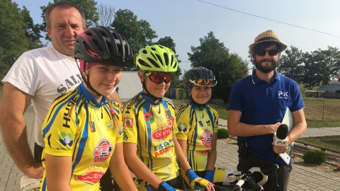 Michał Zaręba w towarzystwie trenera z Uczniowskiego Klubu Sportowego Omega Gruta, Aleksandra Zadykowicza i jego wychowanków. Fot. Krystian Makowski.