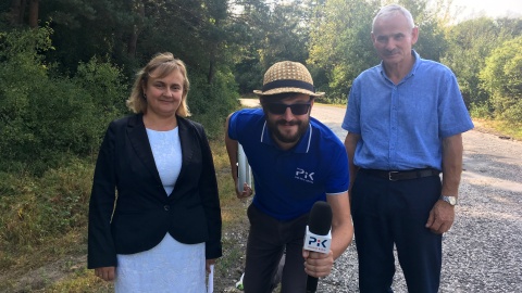 Na górce Michał Zaręba spotkał się z przedstawicielką urzędu gminy, Renatą Kurkus i pomysłodawcą biegu, Andrzejem Mathiakiem. Fot. Krystian Makowski.