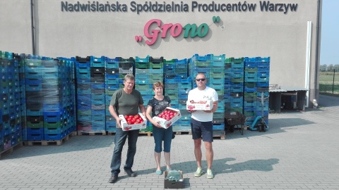 Marcin Doliński w towarzystwie prezesa Nadwiślańskiej Spółdzielni Producentów Warzyw Grono, Jerzego Kaliszewskiego i sołtys Wielkiego Lubienia, Joanny Ułasiuk. Fot. Jan Duks.