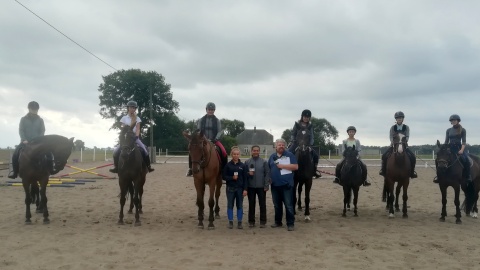 Stajnia klubu jeździeckiego oxer w Łojewie. Michał Słobodzian oraz jego goście: Dorota Włodarczyk, Barbara Błaszak i inni. Fot. Jan Duks.