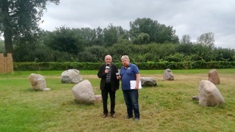 Michał Słobodzian odwiedził Prasłowiański Gaj i rozmawiał tam z Zenonem Lewandowskim. Fot. Jan Duks.