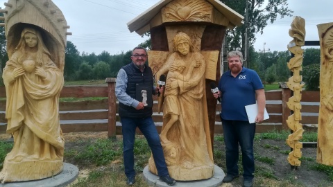 Przy rzeźbach powstałych w czasie międzynarodowych mistrzostw rzeźbienia w drewnie Michał Słobodzian rozmawiał z Waldemarem Zielińskim. Fot. Jan Duks.
