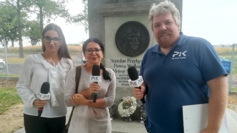 Michał Słobodzian rozmawiał z Małgorzatą Znyk i Darią Klimczuk. Grobowiec S. Przybyszewskiego w Górze. Fot. Jan Duks.