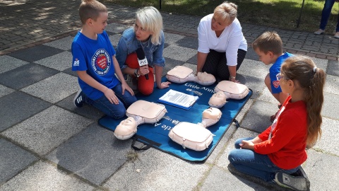 Bogumiła Wresiło z dyrektorką SP w Kołodziejowie, Katarzyną Krokos i laureatami konkuru"Ratujemy i uczymy ratować".fot. Jan Duks