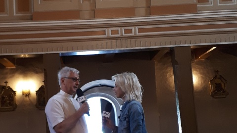 Bogumiła Wresiło z ks. Markiem Siwką. Fot. Jan Duks