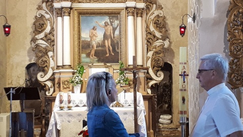 Bogumiła Wresiło z ks. Markiem Siwką we wnętrzu kościoła pw. św. Jana Chrzciciela w Ostrowie. Fot. Jan Duks