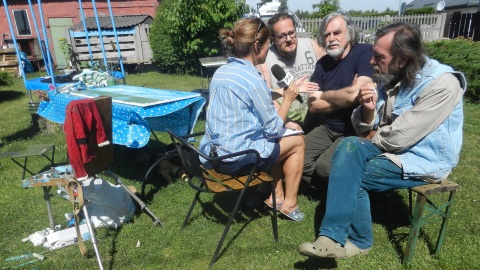 Iwona Muszytowska-Rzeszotek z malarzami, Jackiem Piątkiem, Wojciechem Kostiukiem i Jerzym Stachurą. Fot. Sławomir Nowak.