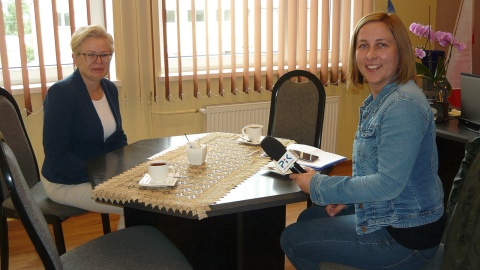 Monika Kaczyńska z sekretarzem gminy, Ewą Drawert. Fot. Sławomir Nowak.