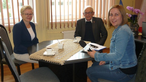 Monika Kaczyńska z sekretarzem gminy, Ewą Drawert i przewodniczącym rady gminy, Januszem Wiwatowskim. Fot. Sławomir Nowak.