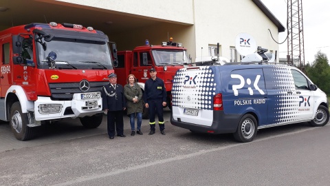 Monika Kaczyńska z naczelnikiem OSP w Radominie, Łukaszem Prądzyńskim i prezesem OSP w Dulsku, Leszkiem Szulcem. Fot. Sławomir Nowak.