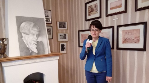 kustosz Regionalnej Izby Pamięci Marii Dąbrowskiej, Małgorzata Dąbrowska. Fot. Monika Kaczyńska.