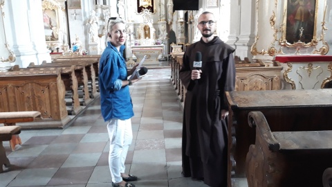 Bogumiła Wresiło i Ojciec Michał z zakonu Karmelitów Bosych