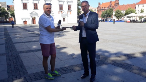 Burmistrz Chełmna Mariusz Kędzierski przekazuje klucz do miasta Radiu PiK. Fot. Sławomir Nowak.