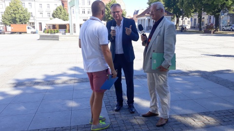 Marcin Doliński z burmistrzem, Mariuszem Kędzierskim i Władysław Flieger. Fot. Sławomir Nowak.