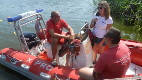 Taką hybrydą pływają ratownicy WOPR Lipno, czuwając nad bezpieczeństwem plażowiczów. Spotkaliśmy się z Danielem Szwajkowskim oraz Maciejem Pawłowskim. Fot. Zdzisław Nawrat