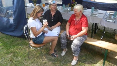 Różne przysmaki, gotują członkinie Klubu Aktywnych Kobiet. Na zdjęciu Aldona Grzędzicka oraz Czesława Zielińska. Fot. Zdzisław Nawrat