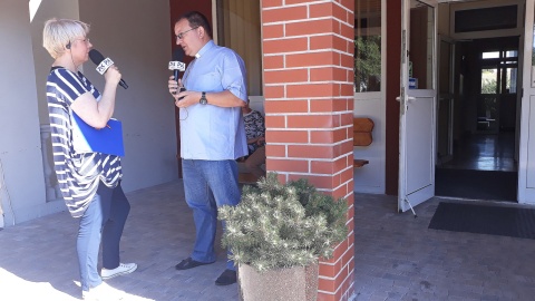 Magdalena Jasińska z dyrektorem DPS dla dorosłych ks. mgr. Kazimierzem Porębą. Fot. Sławomir Nowak.