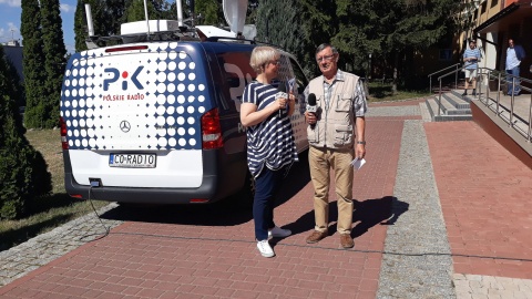 Magdalena Jasińska z prezesem OSP w Izbicy Kujawskiej, Zenonem Klimczakiem. Fot. Sławomir Nowak.