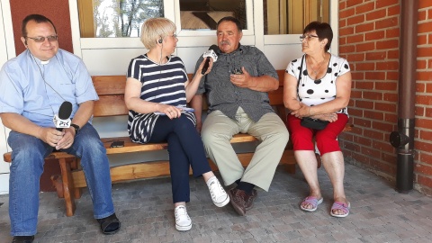 Magdalena Jasińska z prezesem stowarzyszenia "Życzliwe Serce", Waldemarek Graczykiem, Zofią Kmieć oras ks.mgr. Kazimierzem Porębą. Fot. Sławomir Nowak.