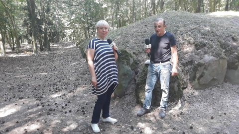 Magdalena Jasińska z Adamem Myrtą w Parku Kulturowym Wietrzychowice. Fot. Sławomir Nowak.