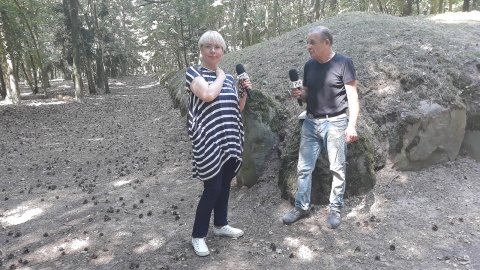 Magdalena Jasińska z Adamem Myrtą w Parku Kulturowym Wietrzychowice. Fot. Sławomir Nowak.