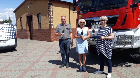 Magdalena Jasińska z prezesem OHP w Błennej, Pawłem Baraniakiem i dyrektorką SP w Błennej, Małgorzatą Baraniak. Fot. Sławomir Nowak.