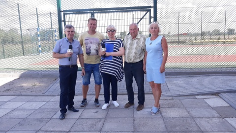 Magdalena Jasińska z dyrektorem SP w Błennej, Małgorzatą Baraniak, Wiesławem Baraniakiem, szefem wykonawców parkingu i boiska przy szkole, Jackiem Kaczmarczykiem i burmistrzem Izbicy Kujawskiej, Markiem Dorabiałą. Fot. Sławomir Nowak.