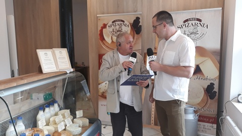 Wojciech Sobociński z Tomaszem Puławskim, koordynatorem sprzedaży produktów mlecznych w Spiżarni Hrabiny Potulickiej w Ślesinie.. Fot. Sławomir Nowak.