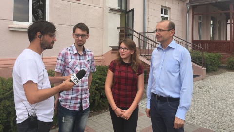 Michał Zaręba z wójtem, Władysławem Łukasikiem, regionalistą, Pawłem Beckerem i uczennicą, Zofią Kiedewicz. Fot. Krystian Makowski.