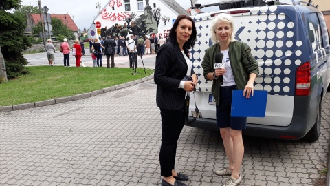 Bogumiła Wresiło i Kamila Czechowska z Muzeum Ziemi Szubińskiej, na tle odsłoniętego muralu. Fot. Sławomir Nowak.