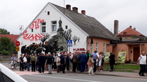 Pomimo kiepskiej pogody uroczyste odsłonięcie muralu przyciągnęło wielu zainteresowanych. Fot. Sławomir Nowak.