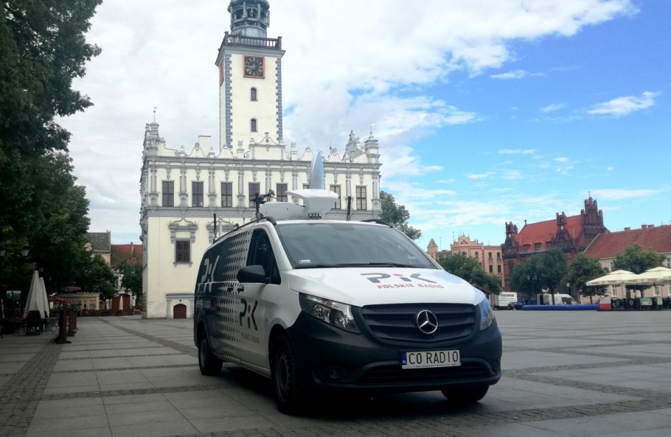 Mobilne studio Polskiego Radia PiK zatrzymało się na malowniczym Rynku w Chełmnie. Fot. Marcin Doliński.