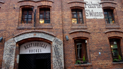 "Historie z murów wyciskane" - torunianie przywracają do życia dawne szyldy reklamowe. Fot. Adriana Andrzejewska