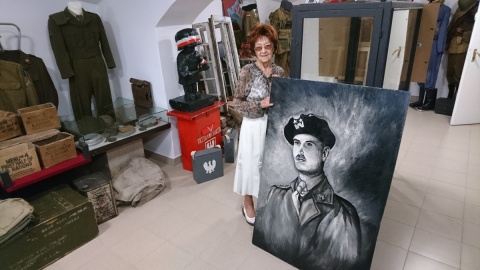 Pani Kazimiera Gołębiowska w siedzibie Muzeum Historyczno-Wojskowego w I LO w Toruniu. Fot. Piotr Olecki