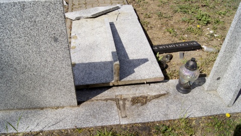 Ktoś zniszczył pomnik poświęcony ofiarom pożaru w Górnej Grupie sprze 39 lat. Fot. Henryk Żyłkowski