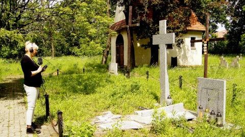 Ktoś zniszczył pomnik poświęcony ofiarom pożaru w Górnej Grupie sprze 39 lat. Fot. Henryk Żyłkowski