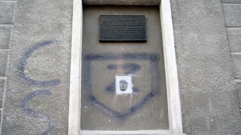 Na jednej z kamienic w Świeciu nad Wisłą wisi tablica upamiętniająca powstanie w tym mieście PZPR. Fot. Henryk Żyłkowski