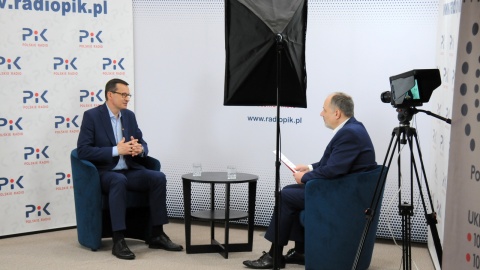 Premier Mateusz Morawiecki w studiu Polskiego Polskiego Radia PiK. Fot. Ireneusz Sanger