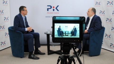 Premier Mateusz Morawiecki w studiu Polskiego Polskiego Radia PiK. Fot. Ireneusz Sanger