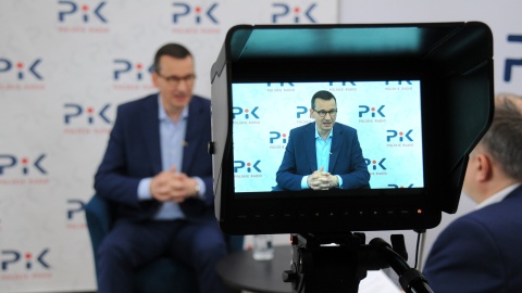 Premier Mateusz Morawiecki w studiu Polskiego Polskiego Radia PiK. Fot. Ireneusz Sanger