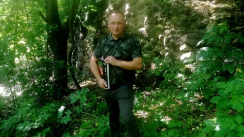 Przy ruinach zamku w Lipienku czekał na nas sołtys Tomasz Chmarzyński. Fot. Michał Słobodzian